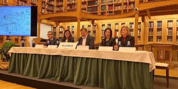 <div class='NoticiasTitulo hidden-xs'>EN PORTADA</div><a href='Noticia.asp?idNoticia=2458' class='CBPorcentaje'><div class='NoticiasTitular'>Cuenca acoge la Jornada Cientfica de la Sociedad Castellano Manchega de Farmacia Hospitalaria</div><div class='NoticiasTexto hidden-xs'>Los días 14 y 15 de abril ha tenido lugar la Jornada Científica de la Sociedad Castellano Manchega de Farmacia Hospitalaria. La mesa inaugural ha estado presidida por Regina Leal, directora gerente del SESCAM, que ha estado acompañada por el alcalde de Cuenca, Darío Dolz; el presidente de la Sociedad Castellano Manchega de Farmacia Hospitalaria, Juan Carlos Valenzuela; la presidenta del Colegio de Farmacéuticos de Cuenca, Luz Moya; y la presidenta del Comité Organizador de la Jornada y jefa de servicio de Farmacia del Hospital Virgen de la Luz de Cuenca, Dolores Barreda.
La directora gerente del SESCAM, Regina Leal, ha destacado...</div></span></a>