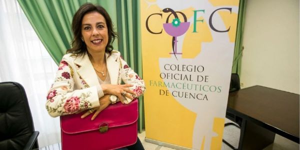 <div class='NoticiasTitulo hidden-xs'>EN PORTADA</div><a href='Noticia.asp?idNoticia=2469' class='CBPorcentaje'><div class='NoticiasTitular'>Luz Moya "Hay que dar ms responsabilidades al farmacutico"</div><div class='NoticiasTexto hidden-xs'>La presidenta del Colegio Oficial de Farmacéuticos de Cuenca subraya «el papel crucial» que desempeñan y reclama «estrategias reales» para evitar el cierre de farmacias rurales.
Los farmacéuticos son profesionales que han hecho de la cercanía y la accesibilidad la punta de lanza de un servicio esencial que, además de cuidar de la salud de los pacientes, también permite luchar contra la despoblación. Hoy, 25 de septiembre, se celebra el Día del Farmacéutico, lo que constituye una buena oportunidad para hablar con Luz Moya, presidenta del Colegio Oficial de Farmacéuticos de Cuenca,...</div></span></a>