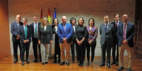 <div class='NoticiasTitulo hidden-xs'>EN PORTADA</div><a href='Noticia.asp?idNoticia=2476' class='CBPorcentaje'><div class='NoticiasTitular'>El Gobierno regional y el Consejo de Colegios de Farmacuticos de Castilla-La Mancha firman un convenio para la entrega de medicamentos de dispensacin hospitalaria en zonas de despoblacin</div><div class='NoticiasTexto hidden-xs'>Fomentando la colaboración dirigida al desarrollo del medio rural, la entrega en proximidad podrá realizarse en la oficina de farmacia, en botiquines legalmente establecidos o, en caso de localidades que no tengan oficina de farmacia o botiquín, en el domicilio del paciente.
El acercamiento de la medicación de dispensación hospitalaria, además de una medida de humanización promovida para la mejora de la atención farmacéutica de la población, se ha incluido dentro de la estrategia de promoción del medio rural.
El Gobierno regional y el Consejo de Colegios de Farmacéuticos de Castilla-La Mancha...</div></span></a>
