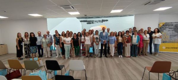 <div class='NoticiasTitulo hidden-xs'>EN PORTADA</div><a href='Noticia.asp?idNoticia=2470' class='CBPorcentaje'><div class='NoticiasTitular'>VISITA A LA COOPERATIVA DE DISTRIBUCIN GRUPO HEFAME EN VALENCIA</div><div class='NoticiasTexto hidden-xs'>Hoy algunos de nuestros colegiados han vistado las instalaciones de la cooperativa de disribución de medicamentos HEFAME</div></span></a>